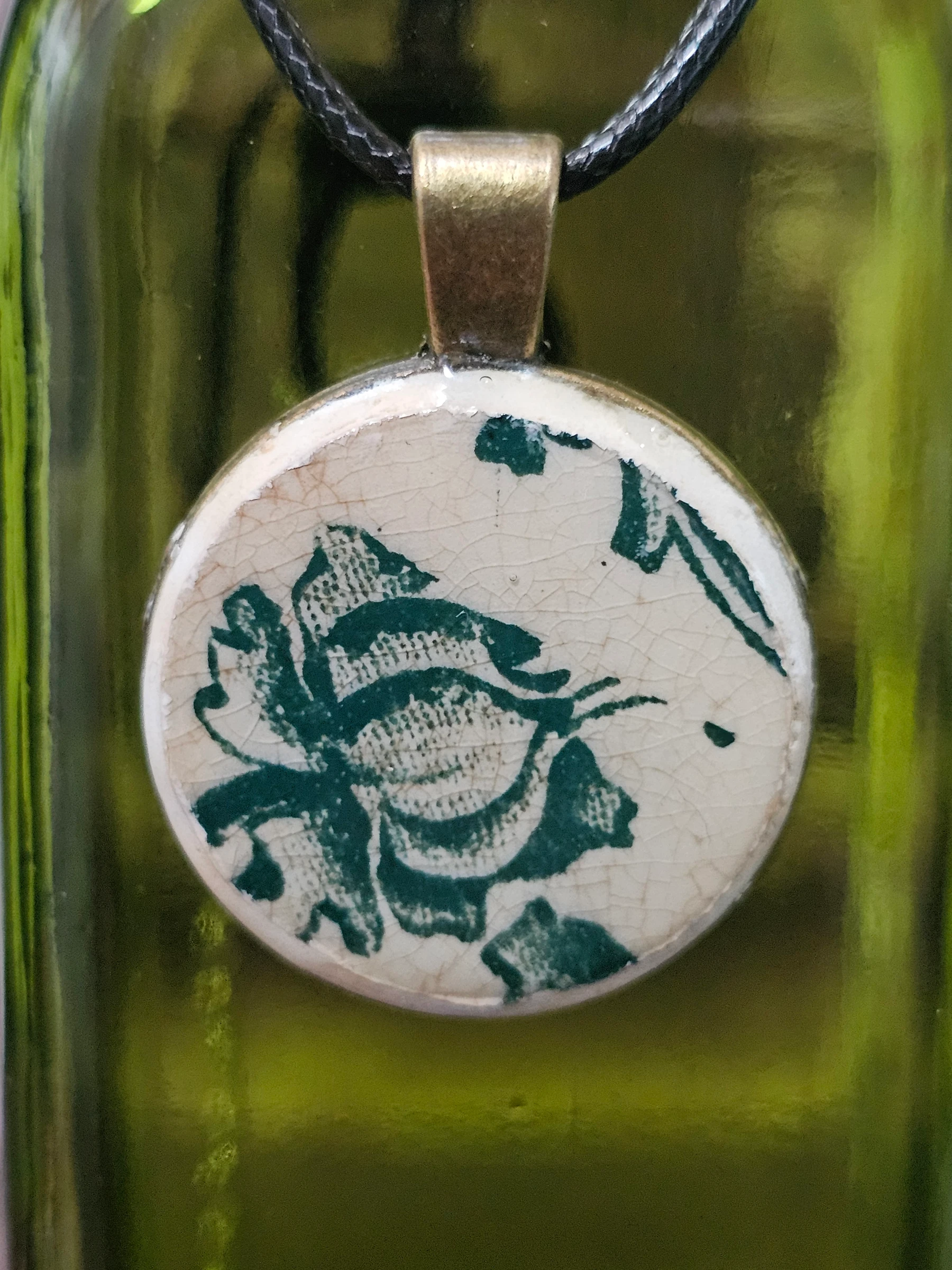 Pendentif avec assiette en terre de fer Jules Vieillard & Cie modèle Datura